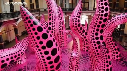 Yayoi Kusama, a artista da natureza cósmica em retrospetiva