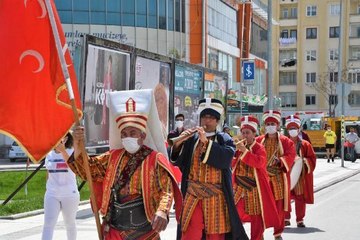 AKSARAY'DA KISITLAMADA EVDE KALANLARA MEHTER KONSERİ