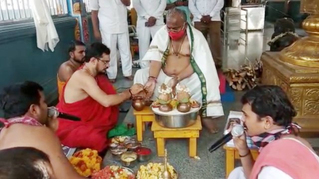 V Hanumantha Rao Conducts 'Chandi Yagam' | Oneindia Telugu