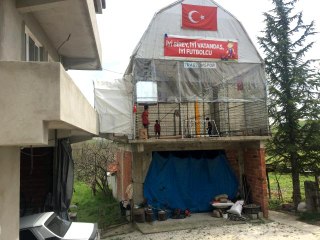 Oğlu için garaj üstüne kapalı halı saha inşa etti