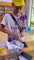 Thanh niên dành dụm tiền mua điện thoại