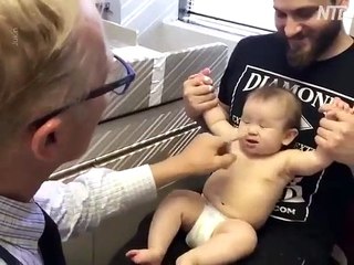 Şarkı söyleyerek hissettirmeden iğne yapan doktor