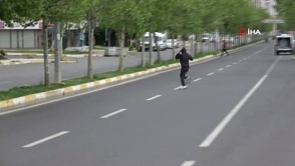 Kısıtlamayı delen gençler siren sesini duyunca böyle kaçtı