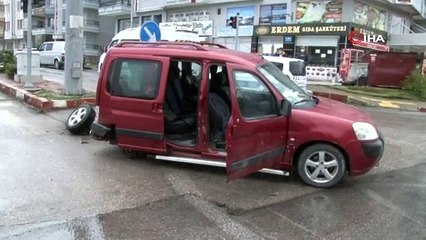 Kısıtlama saatinde 2 araç kavşakta bir birine girdi