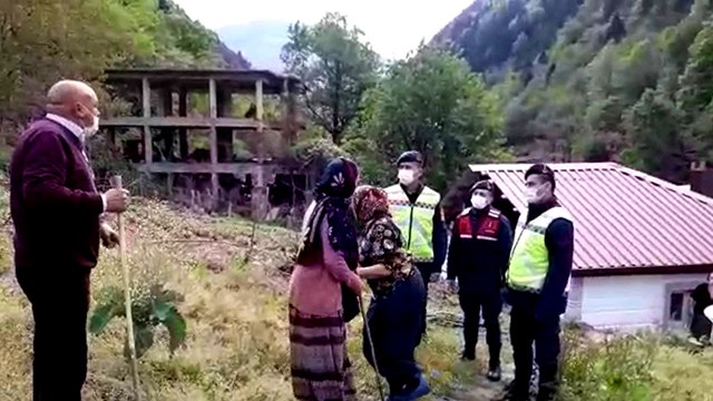 Jandarma, köylüleri ceza yazarak engellemek istedi. Köylüler tepki gösterdi