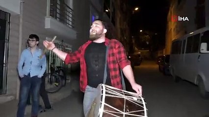 Bursa’da ramazan davulcusundan mahalleliye resital