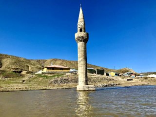 Son dakika haberi! Su altından yükselen minare görsel şölen sunuyor