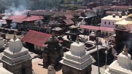 Nepal'de ölü yakma töreni
