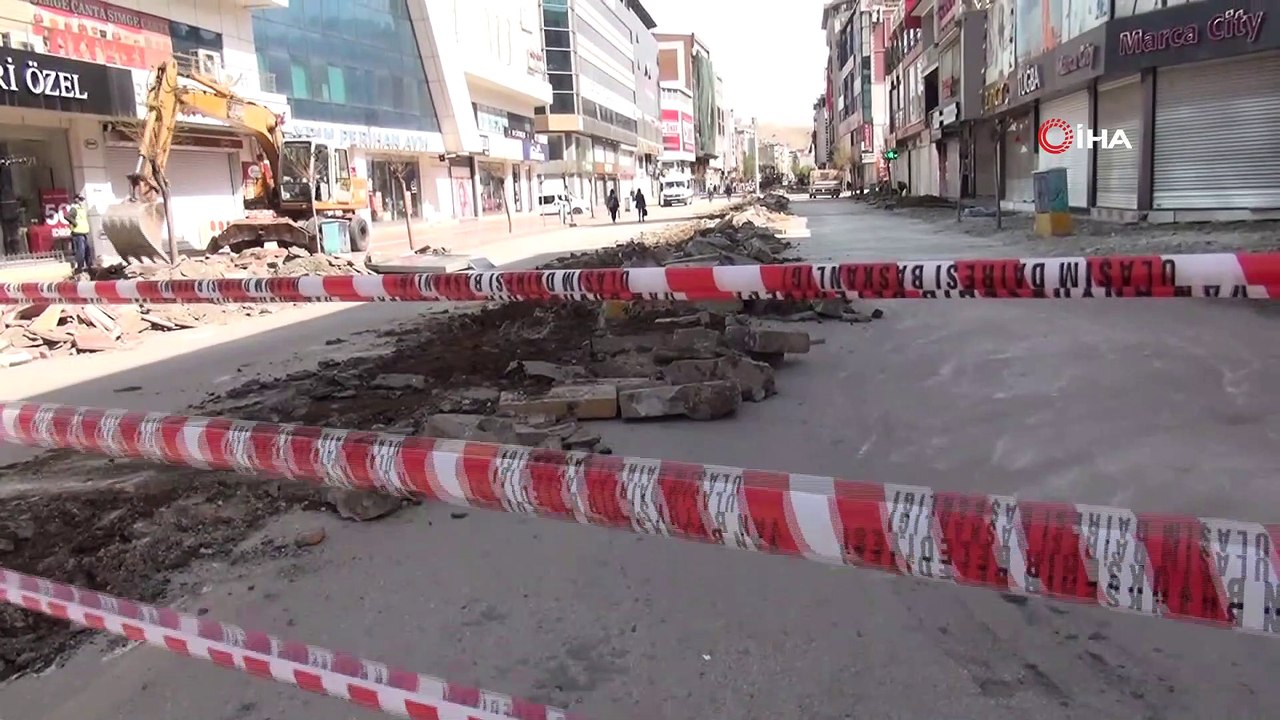 Van’ın en işlek caddesinde yol yapım onarım çalışması