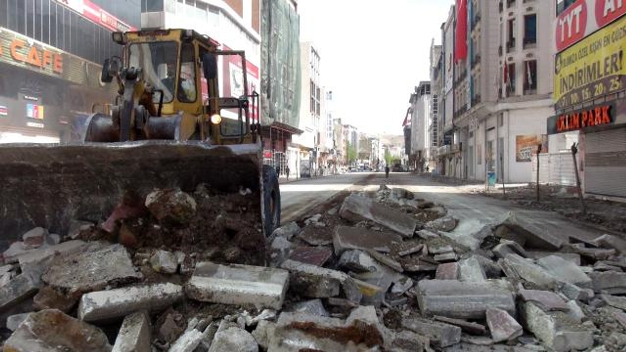 Van'ın en işlek caddesinde yol yapım onarım çalışması
