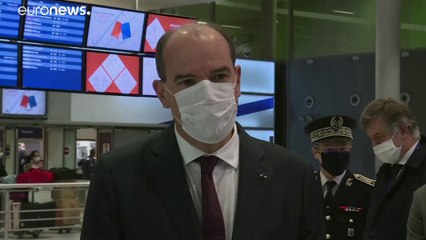 شاهد: رئيس الوزاء الفرنسي يتفقد تطبيق القيود الجديدة على الواصلين من خمس دول لمطار شارل ديغول