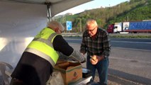 Karadeniz Sahil Yolu'nda iftarda yolda kalanlara sıcak yemek