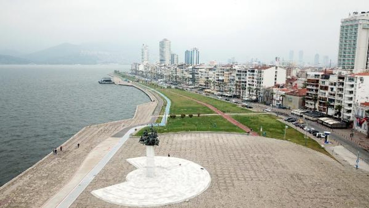 İZMİR'DE KORDON BOYU, CADDE VE SOKAKLAR BOŞ KALDI