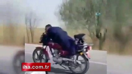 Kasksız sürücünün motosiklet üzerinde yapmadığı kalmadı