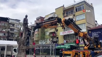 Ağacın üstüne keloğlan heykeli koydular