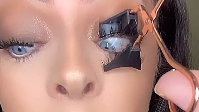 This magnetic tool can easily apply false eyelashes