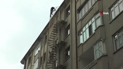 Yangın merdivenine tırmanan şahıs itfaiye ekiplerini görünce kafasında kiremit kırdı