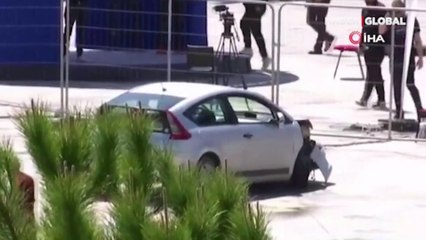 Kalabalığın arasına dalan aracı, uçan tekme atarak durdurdu