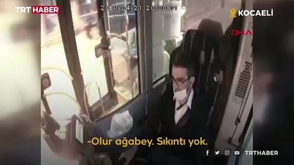 Otobüs şoförü iftarlığını yolcusuyla paylaştı