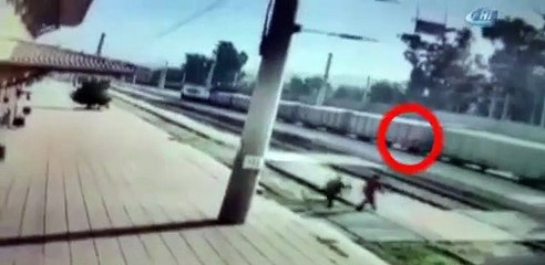 Küçük çocuk trenin altında kaldı