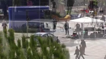 - Kalabalığın arasına dalan aracı, uçan tekme atarak durdurdu