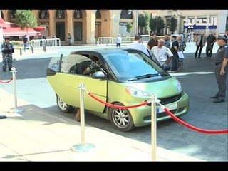 سيارة نائب تسرق الأضواء أمام البرلمان بسبب صغرها- نعيم برجاوي