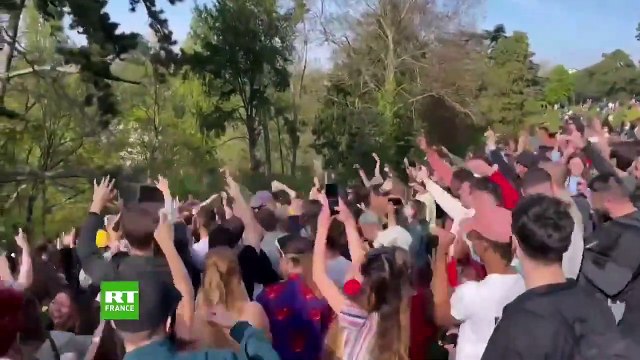 Coronavirus - Des dizaines de jeunes font la fête depuis cet après-midi dans un Parc Parisien transformé en discothèques, sans aucune mesure sanitaire - Regardez les images