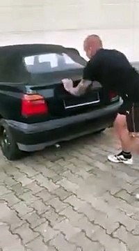 Il lance un gros pétard dans le coffre de la voiture... Mauvaise idée