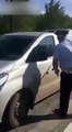 Ce policier tente de casser la vitre d'une voiture et se prend la honte de sa vie