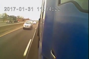 Скачать видео: Un conducteur se retrouve coincé entre deux camions... Douloureux