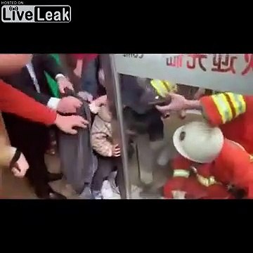 Ce bébé a la tête coincée entre les portes d'un magasin