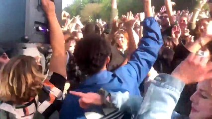 Une fête regroupe une centaine de personnes aux Buttes-Chaumont