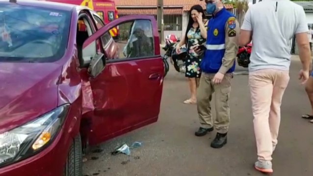 Jovem fica ferido após colisão entre carro e moto no Bairro XIV de Novembro