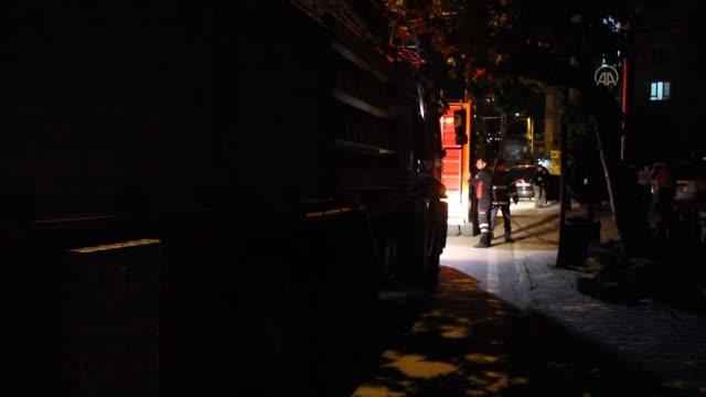 Bir binanın çatı katında çıkan yangın itfaiye ekiplerince söndürüldü