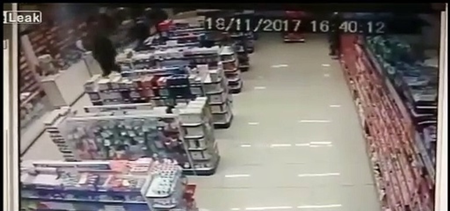 Kucağında bebekle çatışmaya giren polis