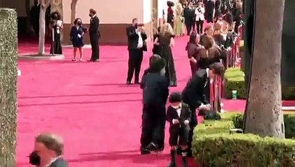 Όσκαρ 2021: Ο μπόμπιρας που έκλεψε τις εντυπώσεις στο κόκκινο χαλί χορεύοντας!