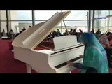 شابة لبنانية محجّبة تعزف على البيانو في مطار أورلي في باريس