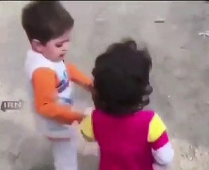 Depremin ardından İranlı çocuktan gülümseten davranış