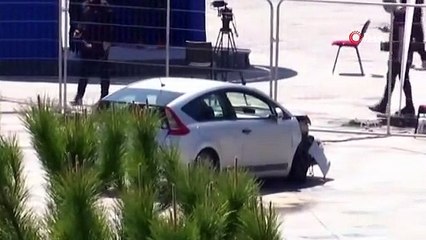 Kalabalığın arasına dalan aracı, uçan tekme atarak durdurdu