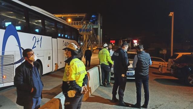 Güler misin ağlar mısın? Temaslı çift insanların canını hiçe sayıp cenazeye katılmak için yollara düştü