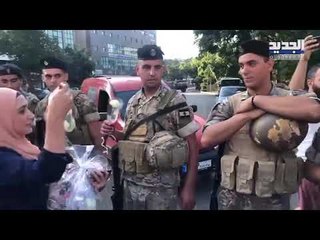 متظاهرون في صيدا يقدمون الورود لعناصر الجيش