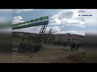 متظاهرون يسقطون قوس حركة أمل في جنوب لبنان