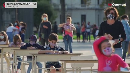 شاهد: أولياء التلاميذ في بوينس آيرس ينظمون صفًا في الهواء الطلق احتجاجا على إغلاق المدارس
