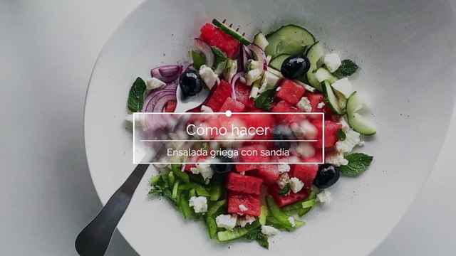 Ensalada griega con sandía, la receta más ligera y refrescante del verano