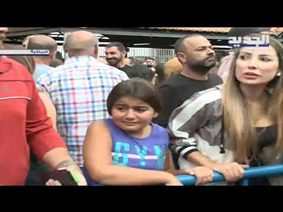 أحد المارّة يشهر سلاحه بوجه المحتجين في النبطية