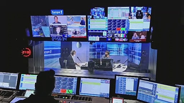 Emmanuel Macron : Vous recevez Bruno Le Maire. Ne me le retenez pas trop longtemps, il a du taf (Canteloup)