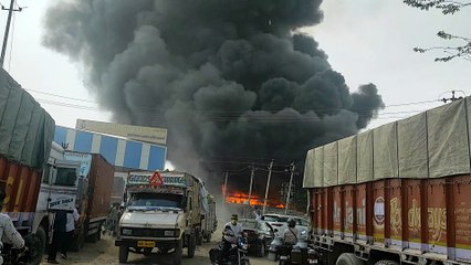 उदयपुर के मादड़ी इंडस्ट्रीज एरिया में कबाड़ी के गोदाम में आग