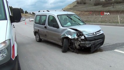 Tavşanlı'da hafif ticari araç ile otomobil çarpıştı: 4 yaralı