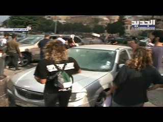 سائق يحاول المرور رغماً عن المتظاهرين عند جسر الرينغ