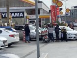 İstanbul'da kaza sonrası kasklı ve yumruklu kavga kamerada